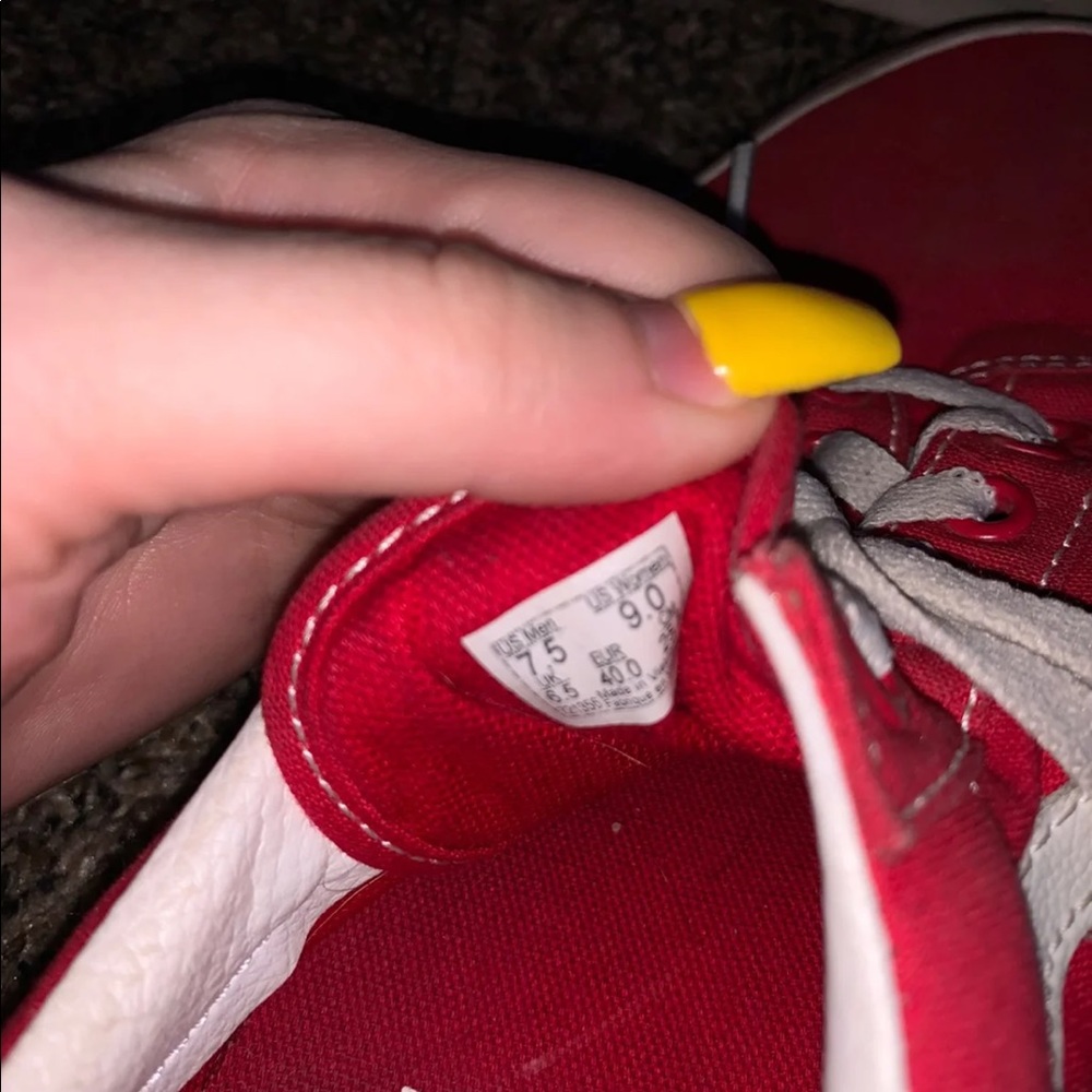 Red vans - Picture 3 of 3